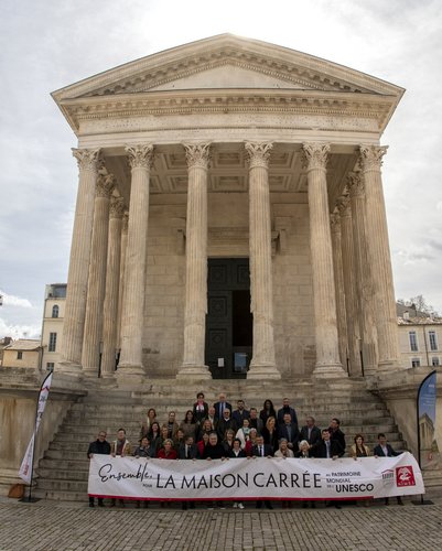 Les élus devant la Maison Carrée