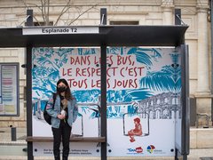 Photo de l’action de mobilisation « Le Respect dans les bus, c’est tous les jours » organisée par Nîmes Métropole et Tango le 8 mars 2022 (Crédit : Nîmes Métropole)